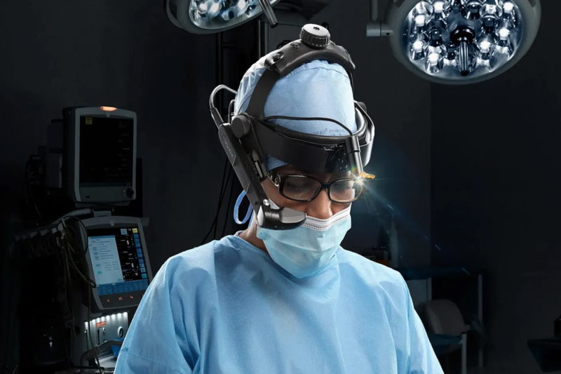 Man sieht einen Arzt, der Smart Glasses trägt.